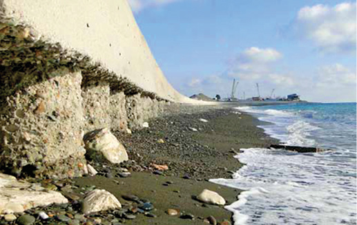 Оттягивание пляжа от ростверка во время шторма и его подмыв с последующим разрушением волногасящего откоса