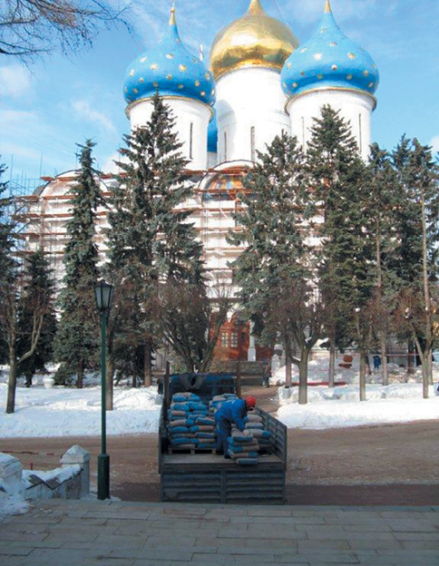 Выгрузка продукции АО «Подольск-Цемент» для производства ремонтных работ на территории Троице-Сергиевой Лавры