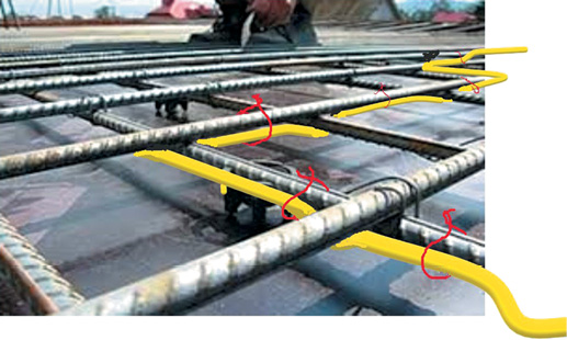 Крепление кабельных сенсоров влажности к арматуре перед заливкой бетона