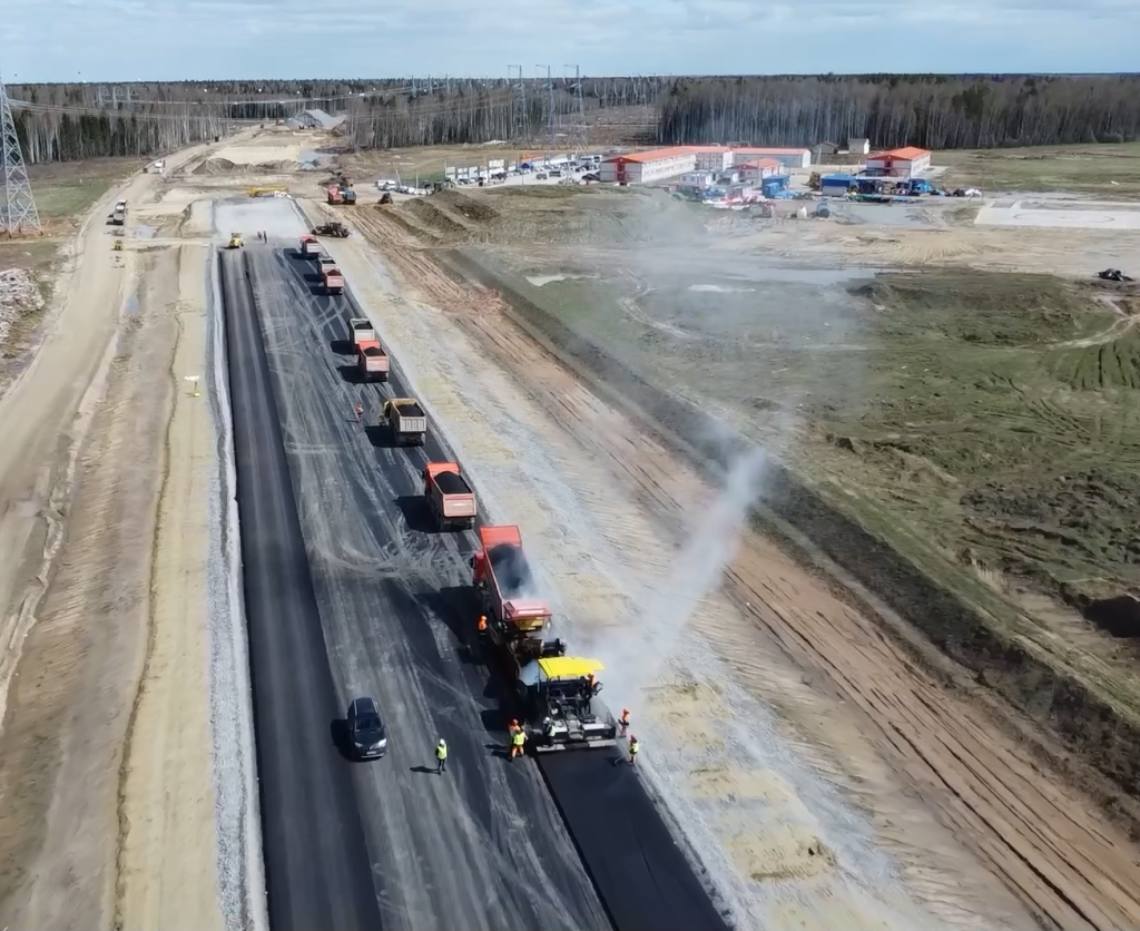 Половина трассы. Трасса. Строительство дороги. Автомагистраль. Трасса м12.