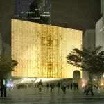 Вид на ночное здание Центра исполнительских искусств Перельман